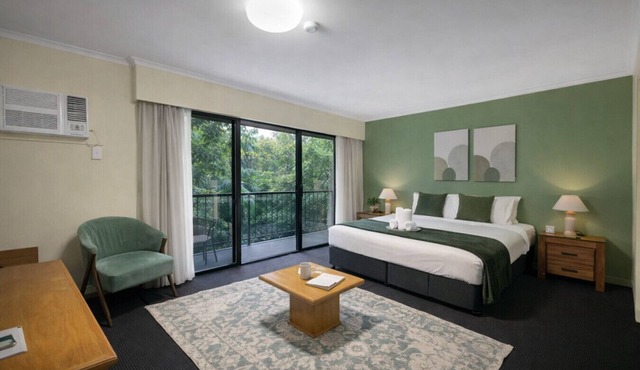 Spacious Room Ideal for Biz & Leisure