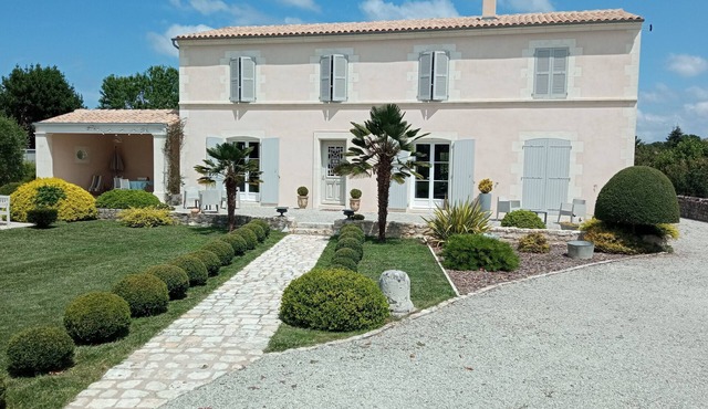 Spacious room in charming Charentaise