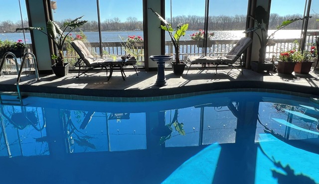 Spacious room in Tudor home overlooking the Maumee river near Metro Parks. Wifi