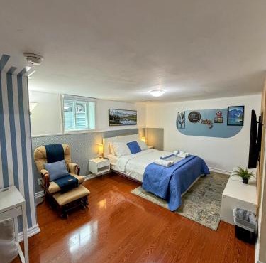 Spacious room near subway & shops
