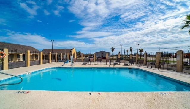 Spacious Room Near Port Aransas Museum + Pool & Parking