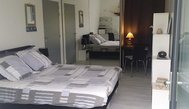 Spacious room on the GR34 pink granite coast