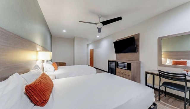 Spacious Room Perfect for Families w/Complimentary Breakfast - Off I-10 & I-35