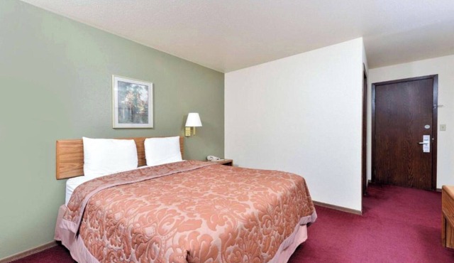 Spacious Room w/Essentials Close to Great Dining & Local Bars – Explore Staples