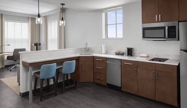 Spacious Room w/Full Kitchen, Free Hot Breakfast & Free Shuttle to Mayo Clinic