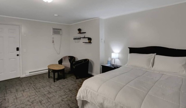 Spacious room w/ KingBed and desk & sitting area