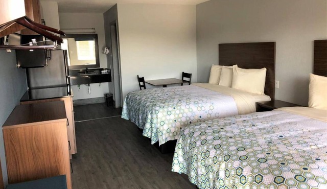 Spacious Room w/Kitchenette, Flat-Screen TV, and Free Coffee – Home Comforts
