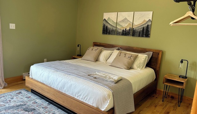 Spacious room with sunset patio, 5 minutes from beach, restaurant and harbour