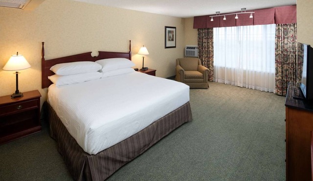 Spacious Room with King Bed + Microwave & Fridge - Explore Arcata Bay!