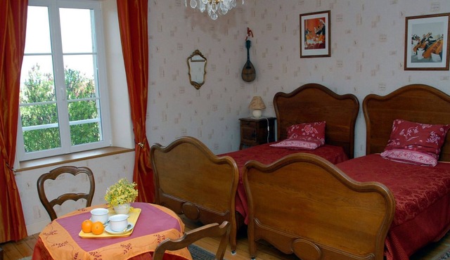 Spacious rooms with en-suite, fireplace lounge, relaxing garden - Lorraine