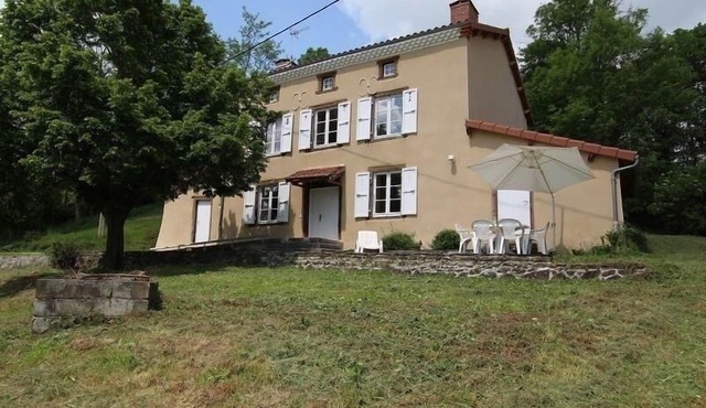 Spacious Rural Getaway with Terrace, 4 Bedrooms & Accessibility in Scenic Mazerat-Aurouze