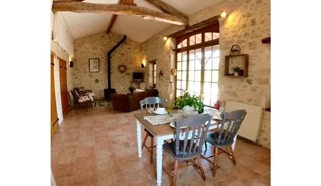 Spacious rural gite, large pool - 5mins from historical villages