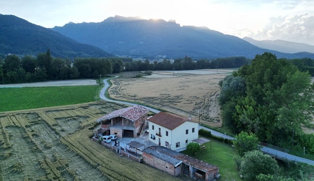 Spacious rural house with good views near the volcanic area of the Garrotxa.