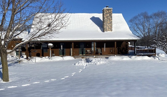 Spacious Rustic Log Home Retreat Near Madison & Milwaukee