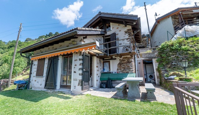 Spacious rustico in the Indemini Valley with a view of Lake Maggiore