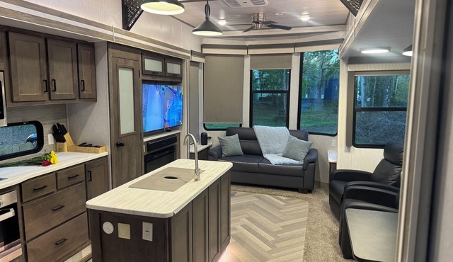 Spacious RV. 10ft ceilings! Full home size kitchen & Outside firepit and grill!