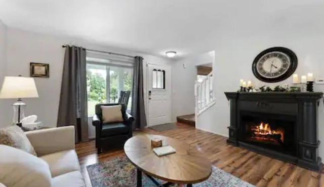 Spacious , RV parking, yard, cozy fireplaces, game library, near Manchester