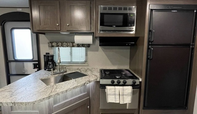 Spacious RV w/large shower & Queen bed