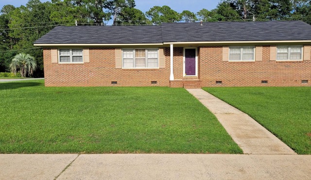 SPACIOUS SAFE LONG TERM STAY HOME CLOSE TO HOSPITAL, MALL, & RESTAURANTS!