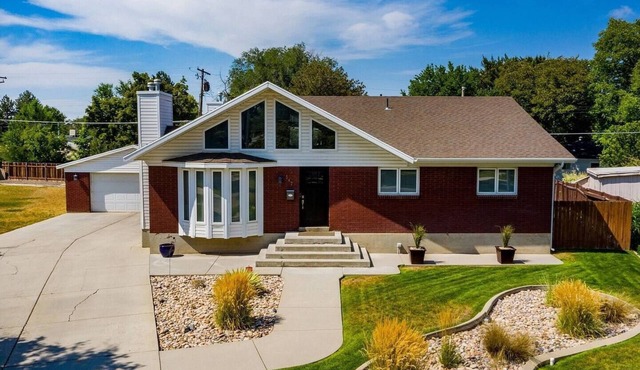 Spacious Salt Lake Retreat with 3 Bed, 3 Bath, Private Pool, Garage Parking +