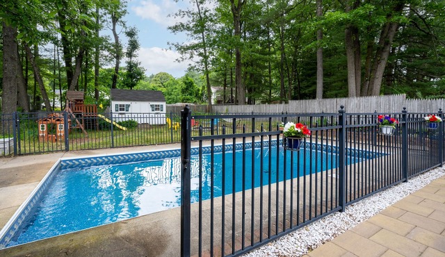 Spacious Saratoga Retreat w/Pool, Hot Tub & Backyard Oasis.Close to SPAC/Track
