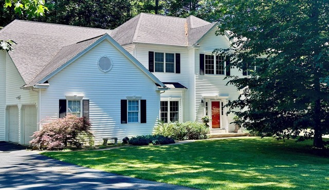 Spacious Saratoga Home, sleeps 20+ near Saratoga Racetrack