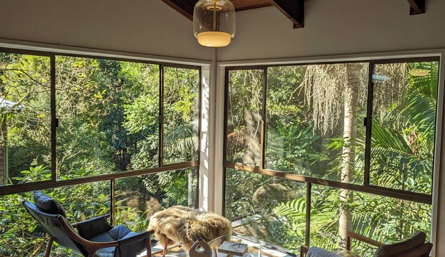 Spacious Scandi-inspired luxury home amongst the trees - Mount Glorious summit!