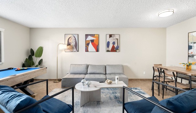 Spacious Scottsdale Condo- 10 minutes away from PHO airport