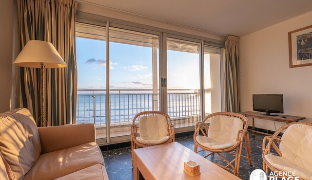 Spacious Seafront Apartment with Balcony, Near Beach and Shops