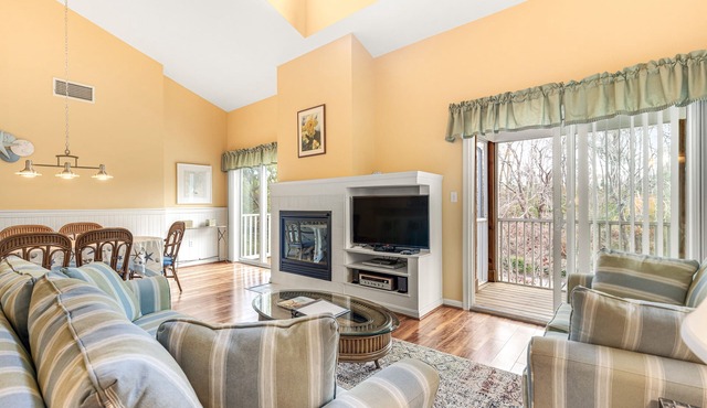 Spacious Sea Colony second floor condo with pools, hot tubs & washer/dryer