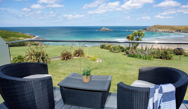 Spacious Sea View Apartment | Sleeps 8 | Dog-Friendly | Pool Access