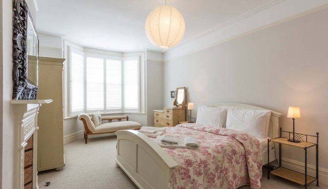 Spacious seafront 3-Bed, 3-Bath Apartment. Airy, Step-Free Layout. Free Parking