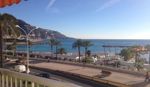 Spacious Seafront Apartment With Stunning View