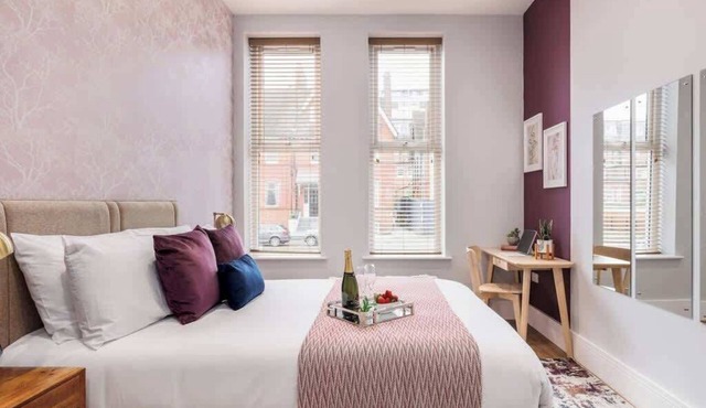 Spacious Seaside 2-Bed Apt w/Free Gym & Parking