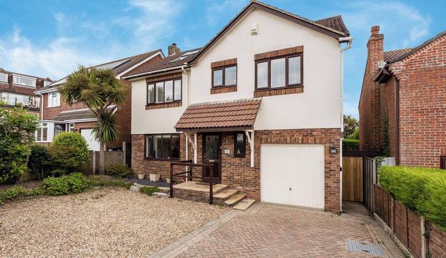 Spacious Seaside Home in Peaceful Coastal Setting - 5 Minutes Walk to the Beach