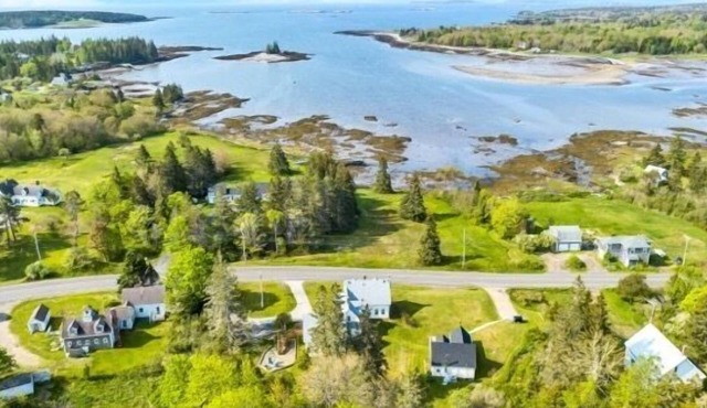 Spacious Seaside Farmhouse Retreat – Sleeps 16