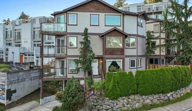 Spacious Seattle Retreat - Sleeps 17 Great For Groups!