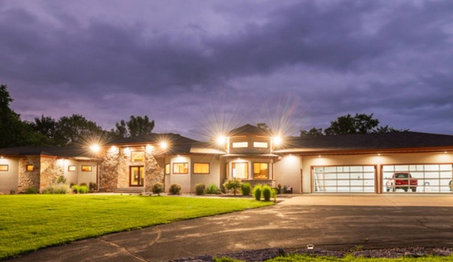 Spacious secluded 5bedroom 8bath estate in charming Prescott with pool