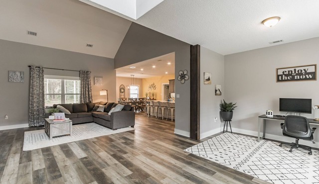 Spacious secluded home minutes away from the beach!