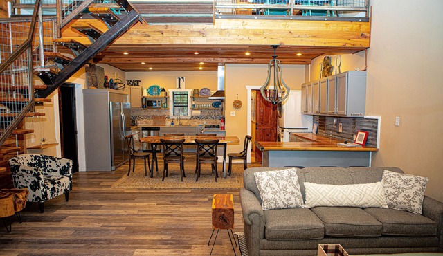 Spacious & Secluded, Open 2 story, 2 bedrooms/2 bath, gourmet kitchen, 10 guest