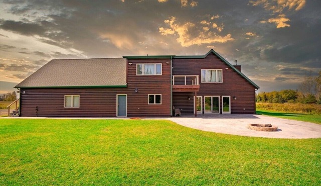 Spacious, Secluded Retreat with Rustic Charm