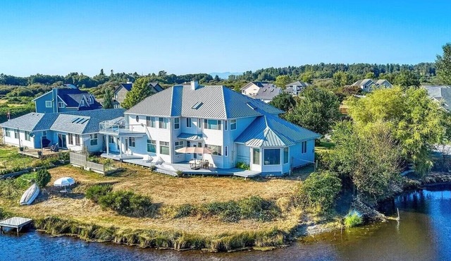 Spacious Second Floor Queen bedroom (Lily Point)