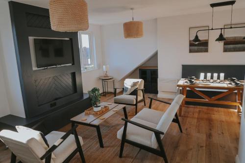 Spacious Second Floor Apartment, Fourth Avenue