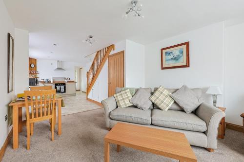 Spacious Self Contained Annexe with Parking - Pass the Keys