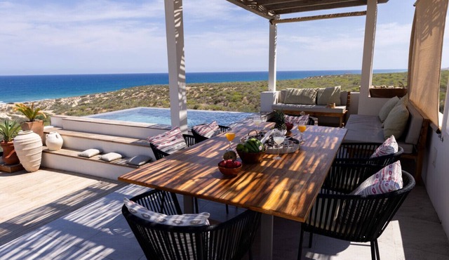 Spacious Serenity Retreat · Walk to Beach · Pool & Jacuzzi