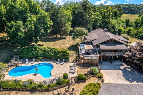 Spacious Serene Cabin Sleep 14 Pool Hot Tub Games