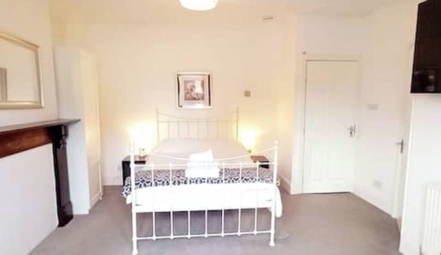 Spacious & Serene Ensuite Room with Bay Window | Peaceful Sheffield Retreat