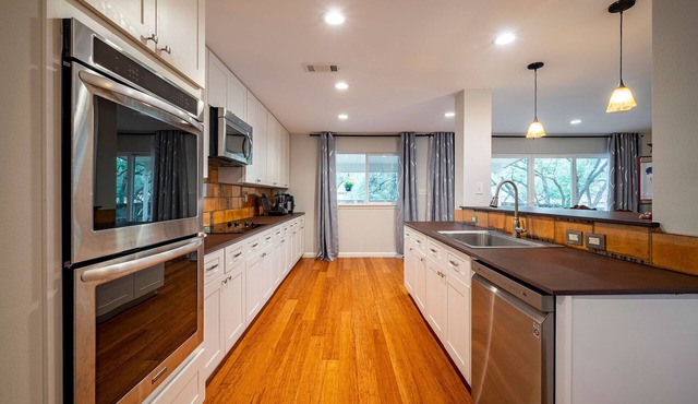 Spacious Serene Oasis -15mins to the Domain, 20mins to DT, Lake Travis