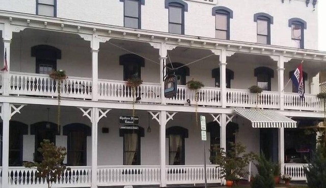 Spacious Serviced Apartment above Chatham Staple