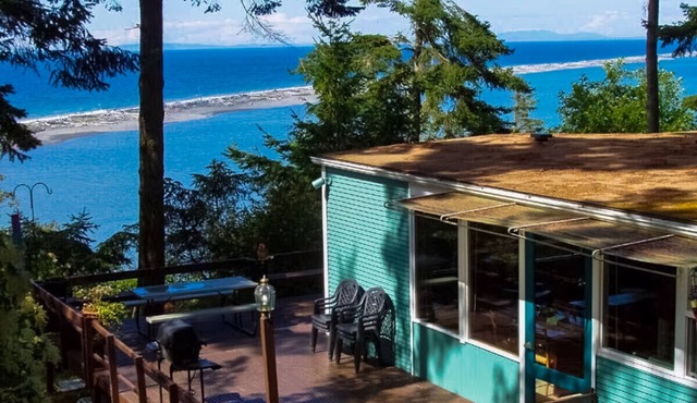 Spacious shorefront cabin with Dungeness National Wildlife Refuge views